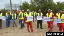 Пътно-строителни фирми от област Хасково се включиха в националния протест на бранша, като излязоха с камионите си на пътен възел Димитровград, на автомагистрала "Марица"