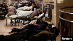 Metróállomáson keresnek menedéket a kijeviek az orosz légitámadás elől 2025. augusztus 28-án