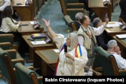 Diana Șoșoacă la ședința Senatului în cadrul căreia senatorii depun jurământul, în București, 21 decembrie 2024.