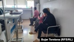 Krahas personelit shëndetësor, edhe familjarët kujdesen për të afërmit e tyre që janë të shtrirë në ndonjërën nga klinikat e QKUK-së.