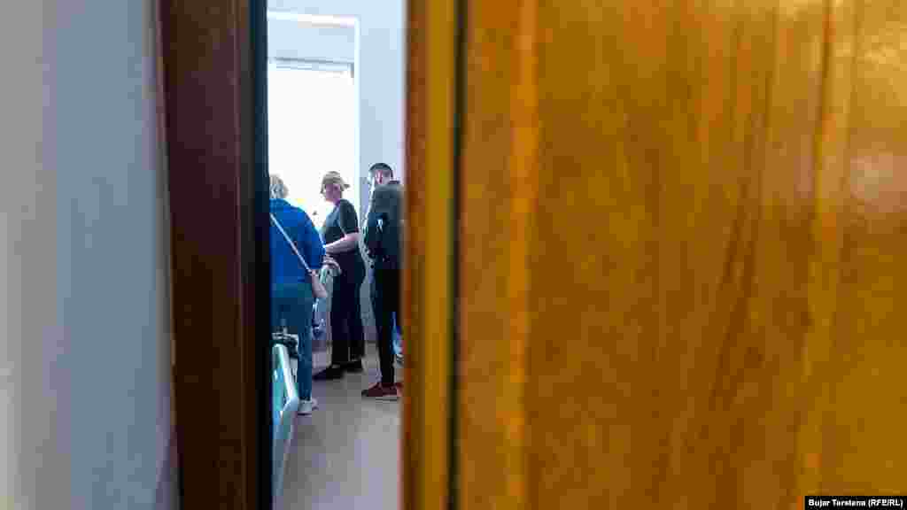 Vizitorë brenda dhomave në Klinikën e Neurologjisë.