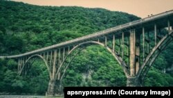 В 1992-1993 гг. мост являлся разделительным рубежом по Гумистинскому фронту