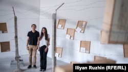 Сирма Генчева и Дамян Думанов пред изложбата "Жертви без палачи" в Топлоцентрала, 20 септември 2022 г. Изложбата включваше портрети, рисувани тайно от Петър Байчев - доктор по право и художник - по време на почти петгодишния му престой в лагера Белене. Хората от портретите са попаднали там по политически и "биографични" причини.