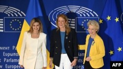 Олена Зеленска, председателката на Европейския парламент Роберта Мецола и Урсула фон дер Лайен