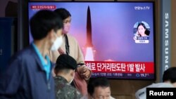 Lansiranje je bilo odgovor na to što je Severna Koreja ispalila projektil iznad Japana rano u utorak.