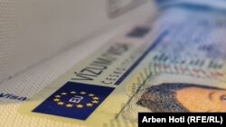 Një vizë çeke në një pasaport të Kosovës.