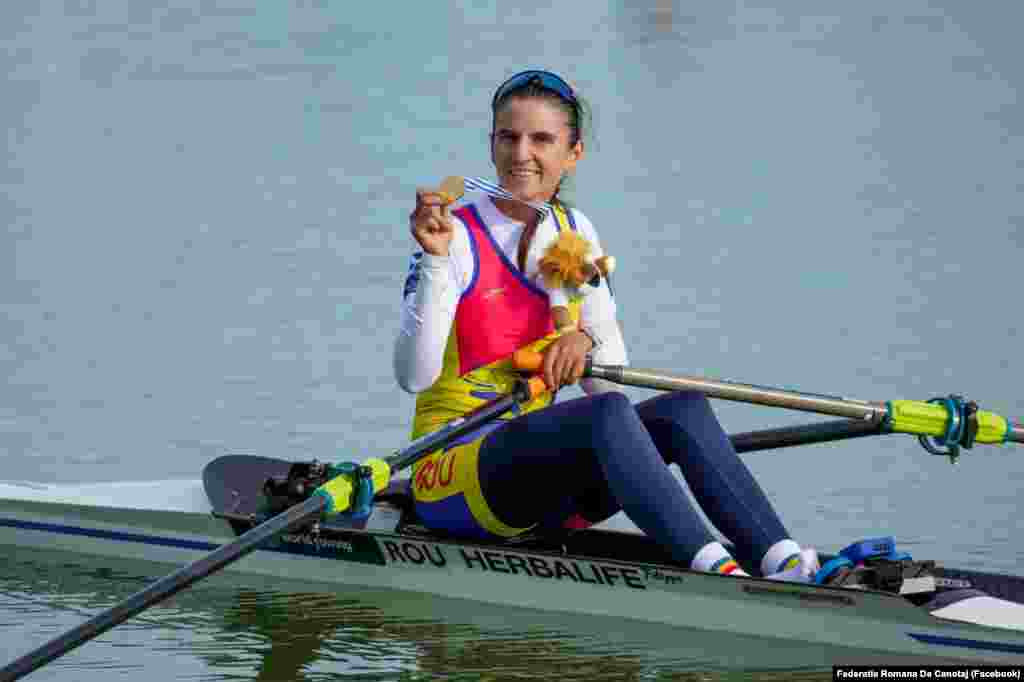 Ionela Cozmiuc a câștigat vineri aurul în proba de schif simplu categorie ușoară (LW1x), cu un timp de 07:42:59. Ionela Cozmiuc&nbsp;este și Campioană Europeană în 2022 la aceeași probă. Podiumul a fost completat de sportive din Olanda și Noua Zeelandă.