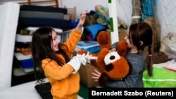 Ukrajnai gyerekek a tiszabecsi menekültszállón 2022. március 2-án