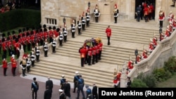 Sicriul este purtat pe brațe de garda de onoare a Familiei Regale către Capela Sfântului George.