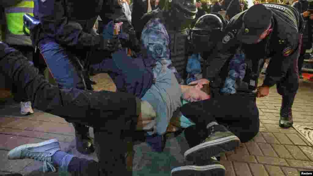 A férfi segítségére sietett egy társa, de ő is a földre került