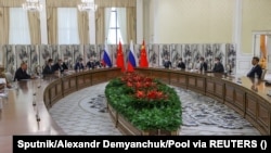 Руският президент Владимир Путин се среща с китайския президент Си Дзинпин в кулоарите на срещата на върха на ШОС в Самарканд, Узбекистан, 15 септември 2022 г.