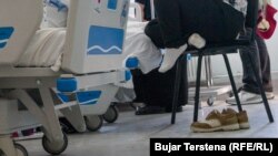 Në një nga repartet e Kirurgjisë shihen familjarët e një pacienti duke qëndruar pranë tyre. 