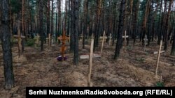 Массовое захоронение погибших военных ВСУ неподалеку от Изюма, 15 сентября 2022
