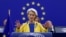 Președinta Comisiei Europene, Ursula von der Leyen, rostește discursul privind starea Uniunii Europene în fața Parlamentului European, îmbrăcată în culorile Ucrainei și ale UE, la Strasbourg, Franța, 14 septembrie 2022.