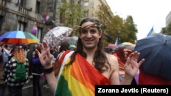 Jedan od "osumnjičenih" učesnika Evroprajda iz Italije sa vencem od trnja, ogrnut zastavom duginih boja, Beograd, 17. septembar 2022.
