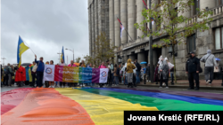 Uprkos pritiscima, šetnja u okviru Evroprajda 2022. (na fotografiji) održana je 17. septembra u Beogradu, izmenjenom trasom uz jako policijsko obezbeđenje i sporadične incidente sa desničarima.