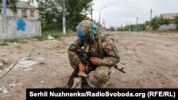 Ukrajinski vojnik u gradu Izjumu koji je u septembru oslobođen od ruskih snaga. 