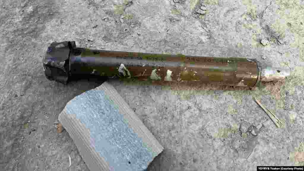 Неразорвавшийся снаряд, упавший во двор одного из домов в Баткенской области.