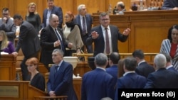 Proiectul de lege care condamna penal creatorii de materiale video sau audio modificate și nemarcate, fără discernământ, a fost întors la comisiile de specialitate.