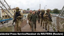 Украинскиот претседател Володимир Зеленски го посети градот Изјум, 14 септември 2022 година.