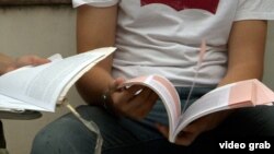 Илустрација, ученици со книги