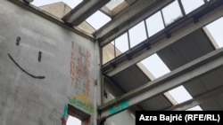 Prilaz napuštenoj zgradi je otežan u nastojanju da migranti budu smješteni u migrantski centar Lipa kod Bihaća, no migranti i dalje dolaze tu. Velika Kladuša, 16. september, 2022.