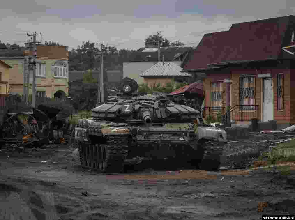 Відступаючи з Харківщини, російські війська покинули чимало боєприпасів і техніки &ndash; як-от цей танк в Ізюмі. Воєнні аналітики та експерти називають втрату контролю над Ізюмом стратегічною невдачею Москви, адже для російських військ місто слугувало базою та вузлом постачання.&nbsp;У Міністерстві оборони РФ втрату захоплених територій на Харківщині назвали &laquo;перегрупуванням&raquo;. Однак експерти Американського Інституту вивчення війни (ISW) стверджують, що відступ російської армії був швидше поспішною втечею, а не організованим відходом