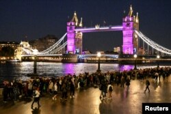 Ljudi čekaju u redu da odaju počast u čast preminule britanske kraljice Elizabete, 16. septembra 2022.