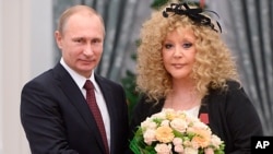 Владимир Путин и Алла Пугачова на тържество през 2014 г. 