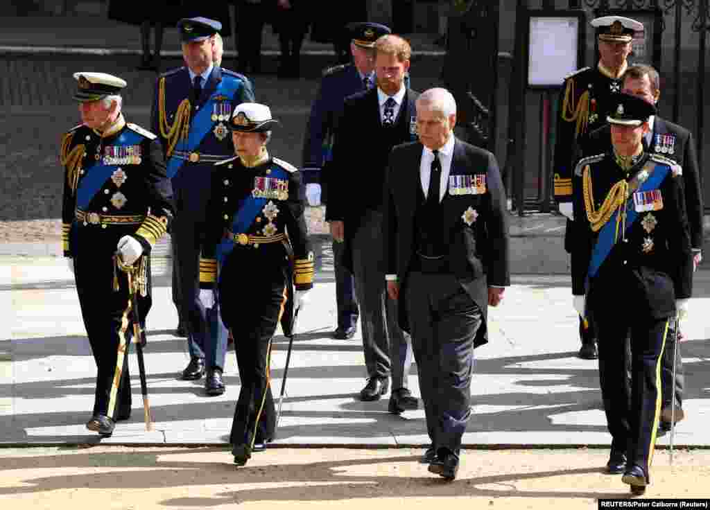 Britanski kralj Charles III, princeza Anne, princ Andrew, princ Edward, Wiliam, Harry hodaju iza kovčega nakon službe u Westministerskoj opatiji.