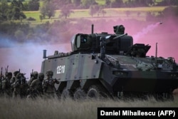 Aproximativ 1.000 de militari formează în prezent Grupul de Luptă aliat al NATO de la Cincu, în județul Brașov. Imagine de la exercițiu militar comun al trupelor române și franceze, în toamna anului trecut.