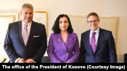 Претседателката на Косово Вјоса Османи со советникот во Стејт департментот на САД Дерек Шоле и американскиот претставник Габриел Ескобар (фотографија од датотека)