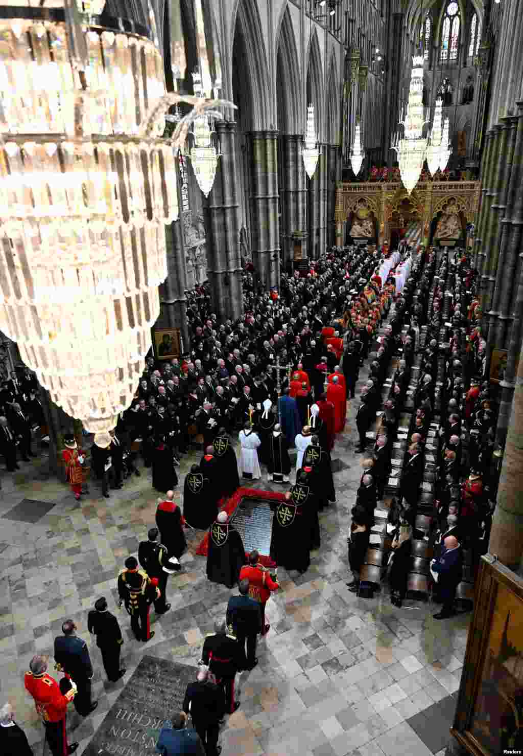 Елизабет почина на 8 септември во нејзината летна куќа во Шкотска, замокот Балморал. Нејзиното здравје беше во опаѓање и со месеци монархот, кој изврши стотици официјални ангажмани до нејзините 90-ти, се повлече од јавниот живот, иако само два дена пред нејзината смрт таа ја назначи Лиз Трас за 15-ти британски премиер.