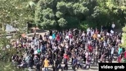 Studenti Teheranskog univerziteta protestuju protiv ubistva Mahse Amini 19. septembra.