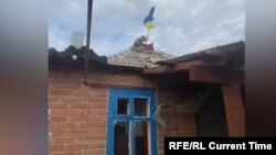 Местните с радост поставят украински знамена на къщите си