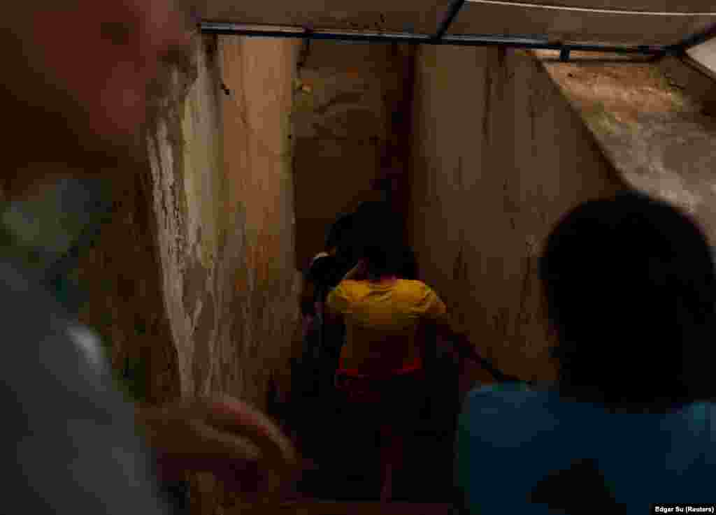 A bunkerbe igyekeznek le a lépcsőkön a gyerekek az odesszai otthonban&nbsp;