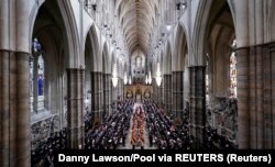 Prima slujbă de înmormântare a avut loc azi la Westminster Abbey și a durat în jur de o oră, timp în care Arhiepiscopul de Canterbury, Justin Welby, a rostit o predică în memoria fostului monarh britanic.