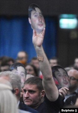 Докато Веселин Методиев говореше, провокатор наруши тишината и развя лика на бизнесмена и издател на "Капитал" Иво Прокопиев