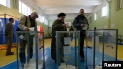 Tre persona duke votuar në të ashtuquajturin referendum rus për aneksimin e Gadishullit ukrainas të Krimesë. Mars 2014.