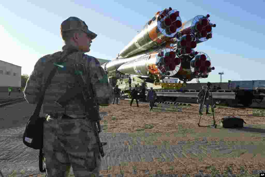 Raketa je, nakon transporta do kazahstanskog svemirskog kompleksa koji je iznajmila Rusija, bila spremna za postavljanje na lansirnu rampu.