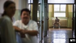Mikola László várakozik a tüdőbelgyógyászati osztály folyosóján a Kecskeméti Megyei Kórház Izsáki úti telephelyén a költözés napján, 2014. október 2-án