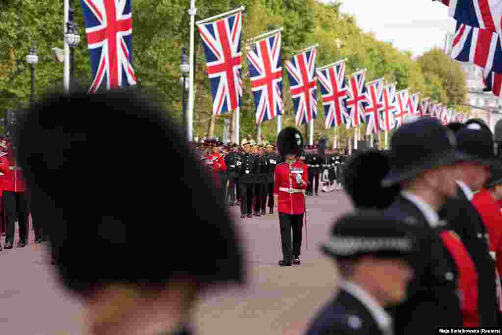 Kraljevska garda maršira na dan državnog sprovoda i ukopa britanske kraljice Elizabete.