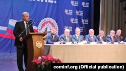 Эдуард Кокойты выступает на расширенном заседании инициативной группы по проведению референдума о вхождении Южной Осетии в состав России