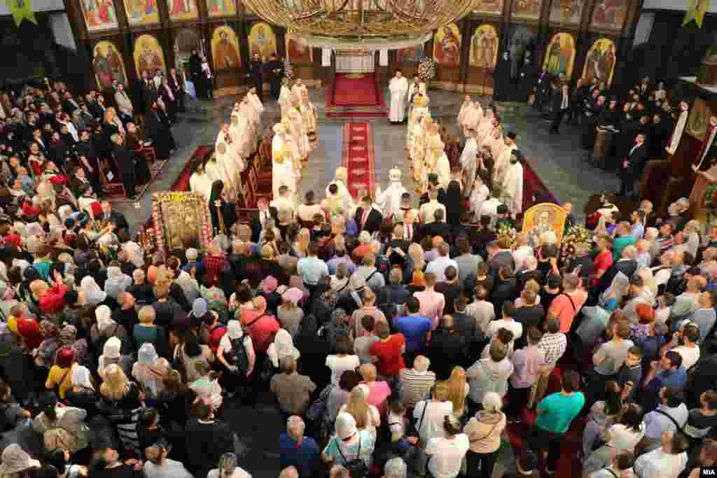 Денешната заедничка литургија во Скопје е продолжение на затоплувањето на односите меѓу двете цркви кое почна со заедничката литургија во четвртокот во храмот Св. Сава во Белград