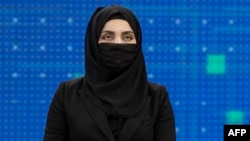 Thamina Usmani, crainică la televiziunea Tolo News din Afganistan, prezintă știrile cu fața acoperită. (fotografie de arhivă).