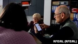 Gazetarët ukrainas Serhii Shevchenko dhe Liudmyla Mekh po punojnë në profesionin e tyre në Prishtinë, Kosovë.