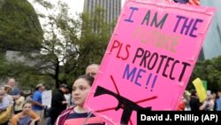 Një nxënëse në SHBA mban një pano gjatë në proteste për siguri në shkolla ku shkruan "Unë jam e ardhmja, të lutem më mbroj". Fotografi nga arkivi.

