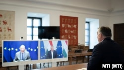 Orbán Viktor miniszterelnök videókonferencia keretében tárgyal Charles Michellel, az Európai Tanács elnökével a május 30-31-i rendkívüli uniós csúcs előkészítéseként a Karmelita kolostorban 2022. május 23-án.