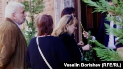 Богдана Карадочева (вдясно) на поклонението пред Кирил Маричков, 15 октомври 2024 г.