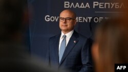 Savetnik predsednika i lider Srpske napredne stranke Miloš Vučević upitao je "kome smeta srpska patriotska pesma 'Marširala kralja Petra garda'".